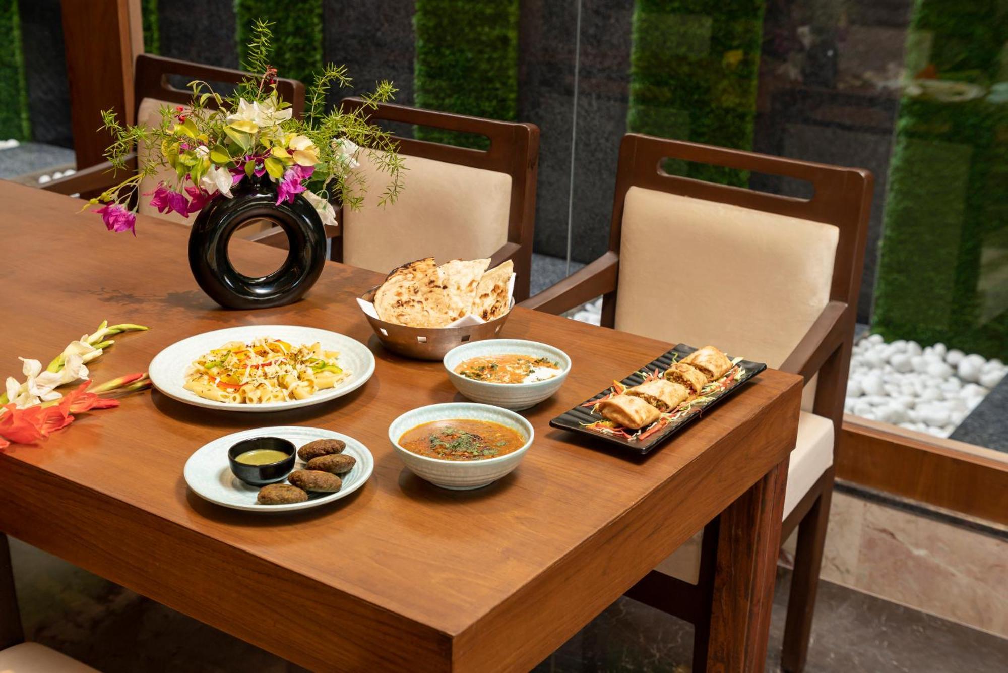 Country Inn Ayodhya - Opposite Airport Exterior foto